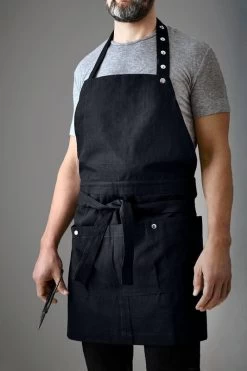 The Organic Company Creative And Garden Apron, Black -Kitchencia Shop 1031 100 Creative And Garden Apron Black Lifestyle 01