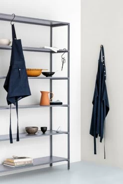 The Organic Company Creative And Garden Apron, Black -Kitchencia Shop 1031 Creative And Garden Apron 1037 Apron With Pocket Lifestyle 01