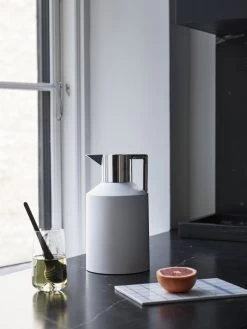 Normann Copenhagen Geo Vacuum Jug 1,5 L, White - Silver -Kitchencia Shop 250554 Normann Copenhagen Geo Vacuum Jug 12C5L White Silver Glossy Long Drink Tea Egg 01