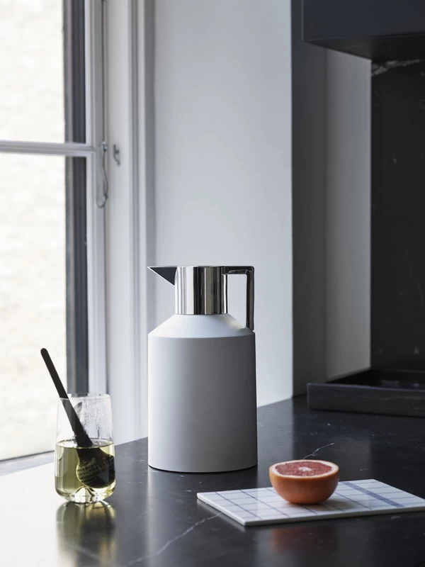 Normann Copenhagen Geo Vacuum Jug 1,5 L, White - Silver - Image 3