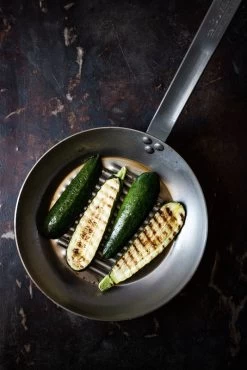 De Buyer Mineral B Grill Pan 26 Cm -Kitchencia Shop 5530 ambiance 1