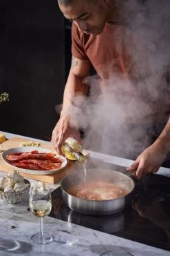 Fiskars All Steel Sauté Pan, 26 Cm -Kitchencia Shop FI Fiskars All Steel Saute pan 26cm Action 02