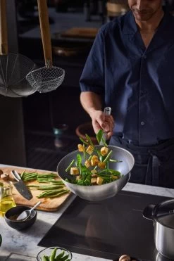 Fiskars All Steel Wok Pan, 28 Cm -Kitchencia Shop FI Fiskars All steel Wok pan 28cm Action 01