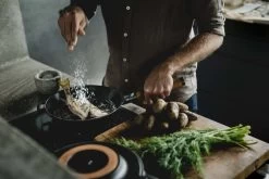 Fiskars Norden Cast Iron Frying Pan, 26 Cm -Kitchencia Shop Fiskars ActionNorden Fryingpan26cm frying fish Hero 1026569