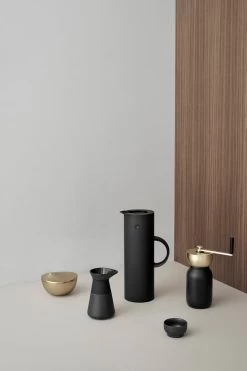 Stelton Collar Coffee Grinder, Black - Brass -Kitchencia Shop LS x 650 x 632 x 638 423 931 Peak Theo Collar EM77