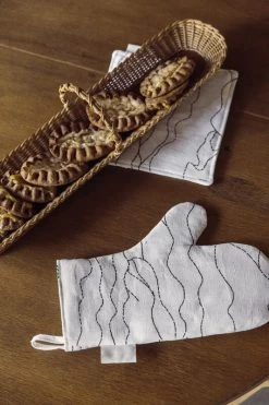 Saana Ja Olli Rakkauden Meri Pot Holder, White - Black -Kitchencia Shop Rakkauden meri Saana ja Olli hi res kuva Suvi Kesalainen 21