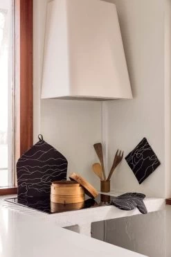 Saana Ja Olli Rakkauden Meri Pot Holder, Black - White -Kitchencia Shop Rakkauden meri Saana ja Olli hi res kuva Suvi Kesalainen 23 1