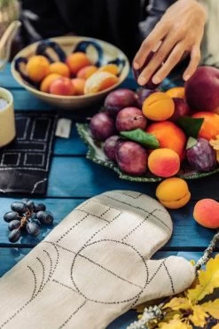 Saana Ja Olli Unien Talo Pot Holder/trivet, Black -Kitchencia Shop Saana ja Olli Unien talo 16 Suvi Kes l inen hires