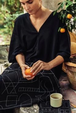 Saana Ja Olli Unien Talo Pot Holder/trivet, Black -Kitchencia Shop Saana ja Olli Unien talo 3 Suvi Kes l inen hires 1