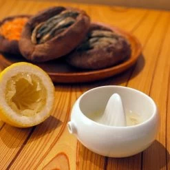 Tonfisk Design Oma Lemon Squeezer -Kitchencia Shop Tonfisk TNW011 MOOD 1500px 1920x