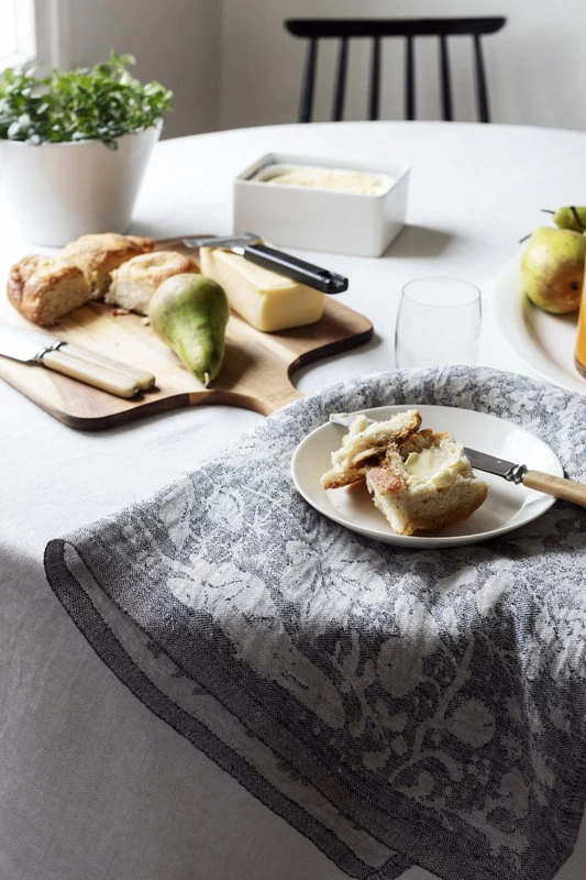 Lapuan Kankurit Villiyrtit Hand Towel, Black - Linen 4 Lapuan Kankurit Villiyrtit Hand Towel, Black - Linen - Image 2