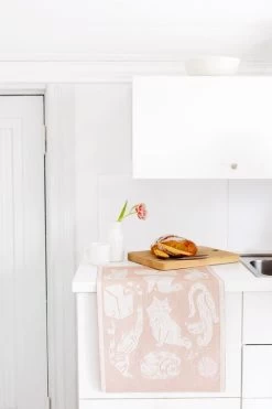 Lapuan Kankurit Kissanpäivät Hand Towel, White - Cinnamon -Kitchencia Shop lapuankankurit kissanpaivat towel white cinnamon 1