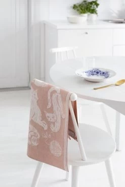 Lapuan Kankurit Kissanpäivät Hand Towel, White - Cinnamon -Kitchencia Shop lapuankankurit kissanpaivat towel white cinnamon 2