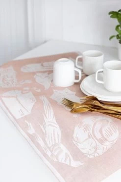 Lapuan Kankurit Kissanpäivät Hand Towel, White - Cinnamon -Kitchencia Shop lapuankankurit kissanpaivat towel white cinnamon 3
