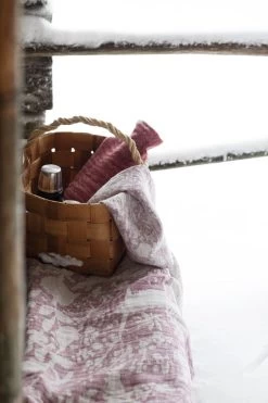 Lapuan Kankurit Villiyrtit Hand Towel, Linen - Bordeaux -Kitchencia Shop lapuankankurit villiyrtit tablecloth blanket and towel linen bordeaux sara hot water bottle lingonberry 0